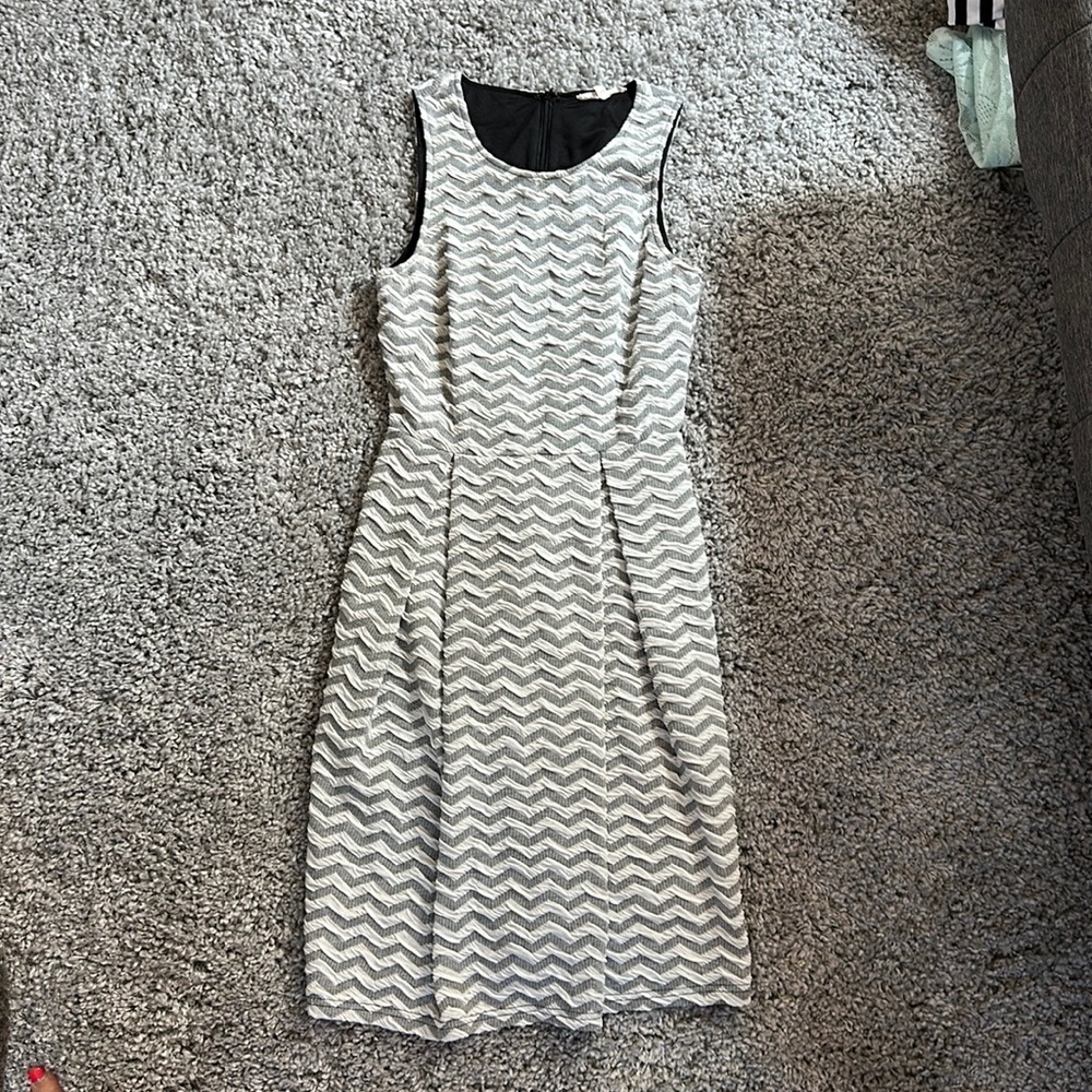41 Hawthorne XS knit gray and white chevron dress